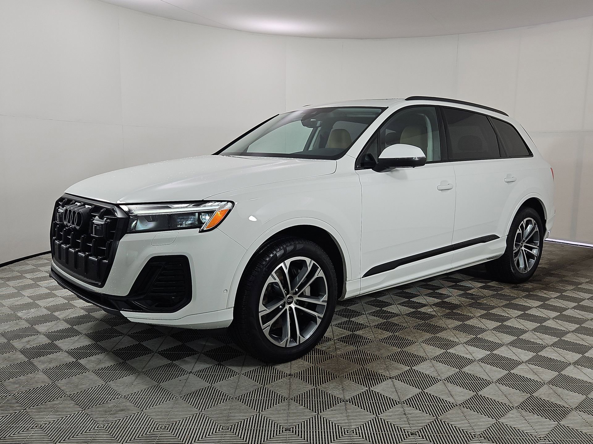 Certified 2025 Audi Q7 2.0T Premium Plus w/ Premium Plus Package image 3