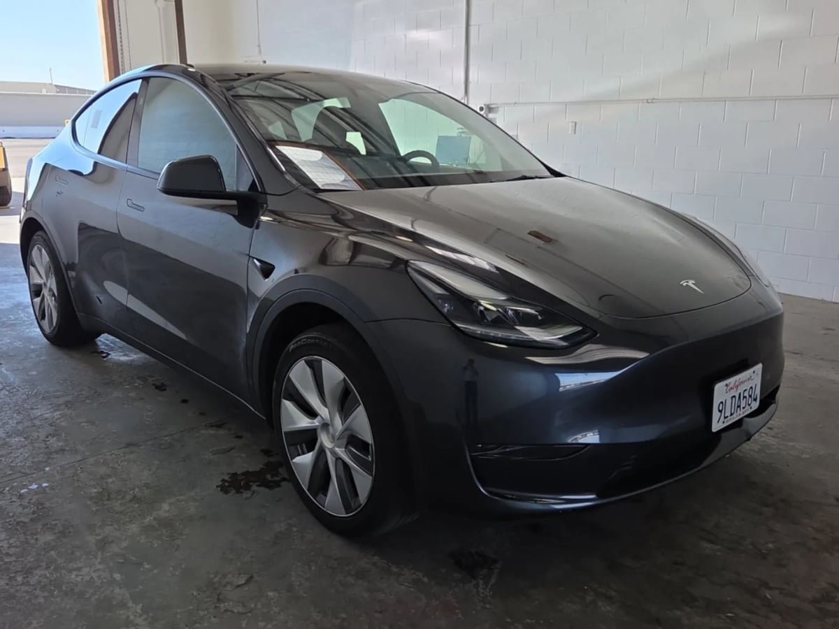 Used 2024 Tesla Model Y Long Range RWD image 2