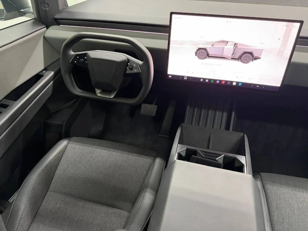 Used 2025 Tesla Cybertruck 2WD Crew Cab image 29