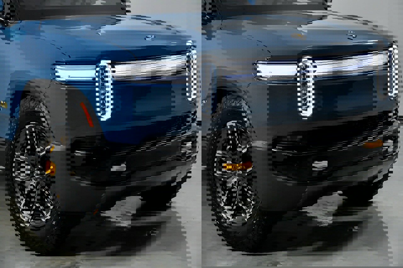 Used 2025 Rivian R1T Premium image 3