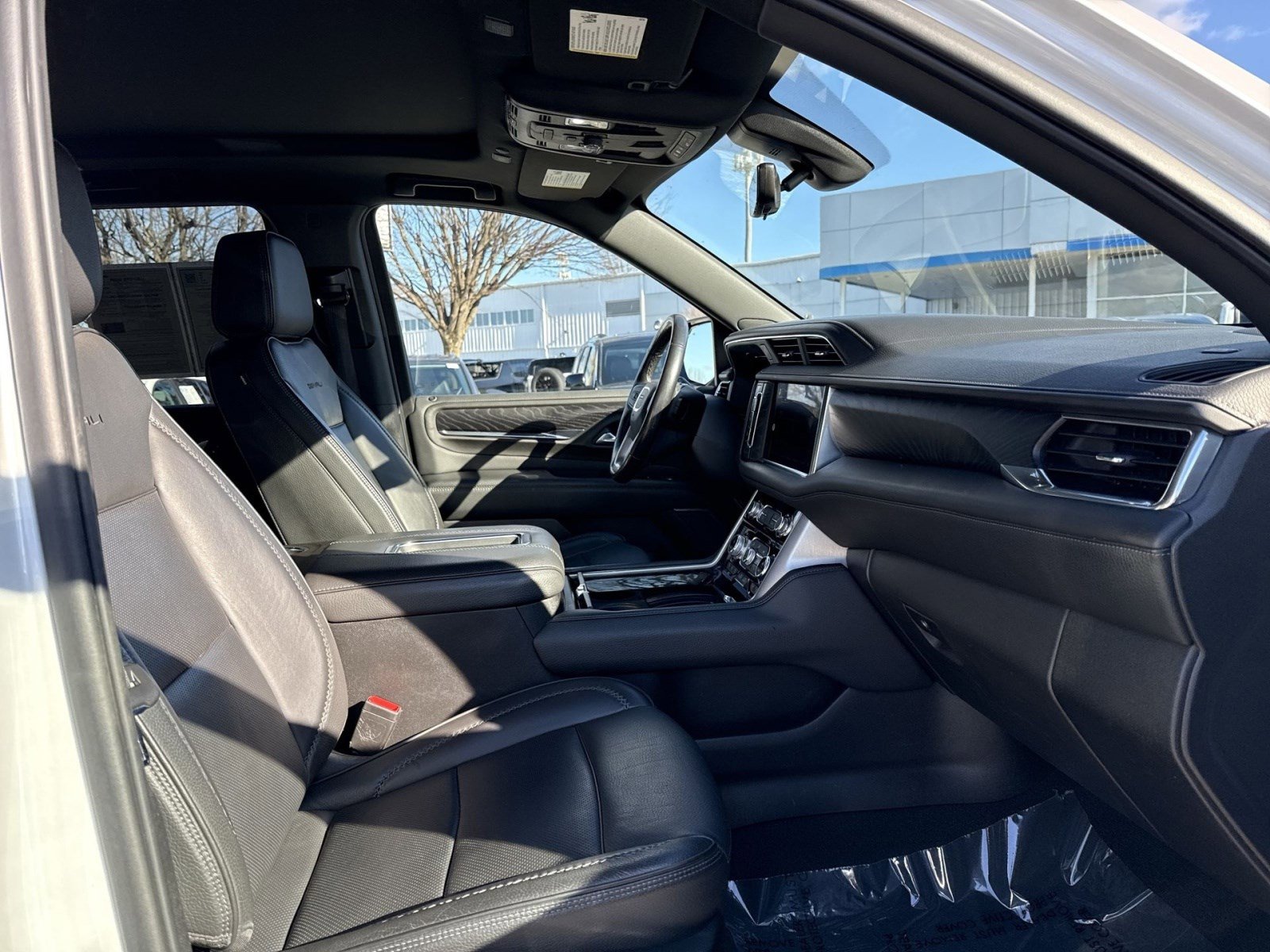 Used 2022 GMC Yukon Denali w/ Denali Premium Package image 25