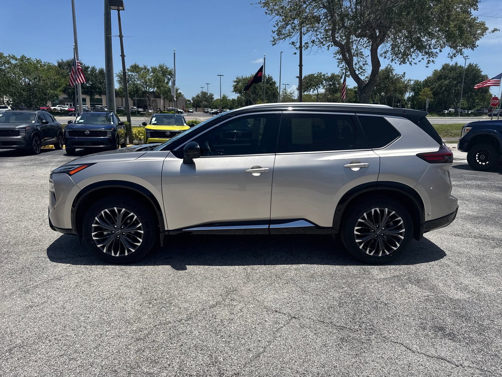 Certified 2024 Nissan Rogue Platinum FWD image 17