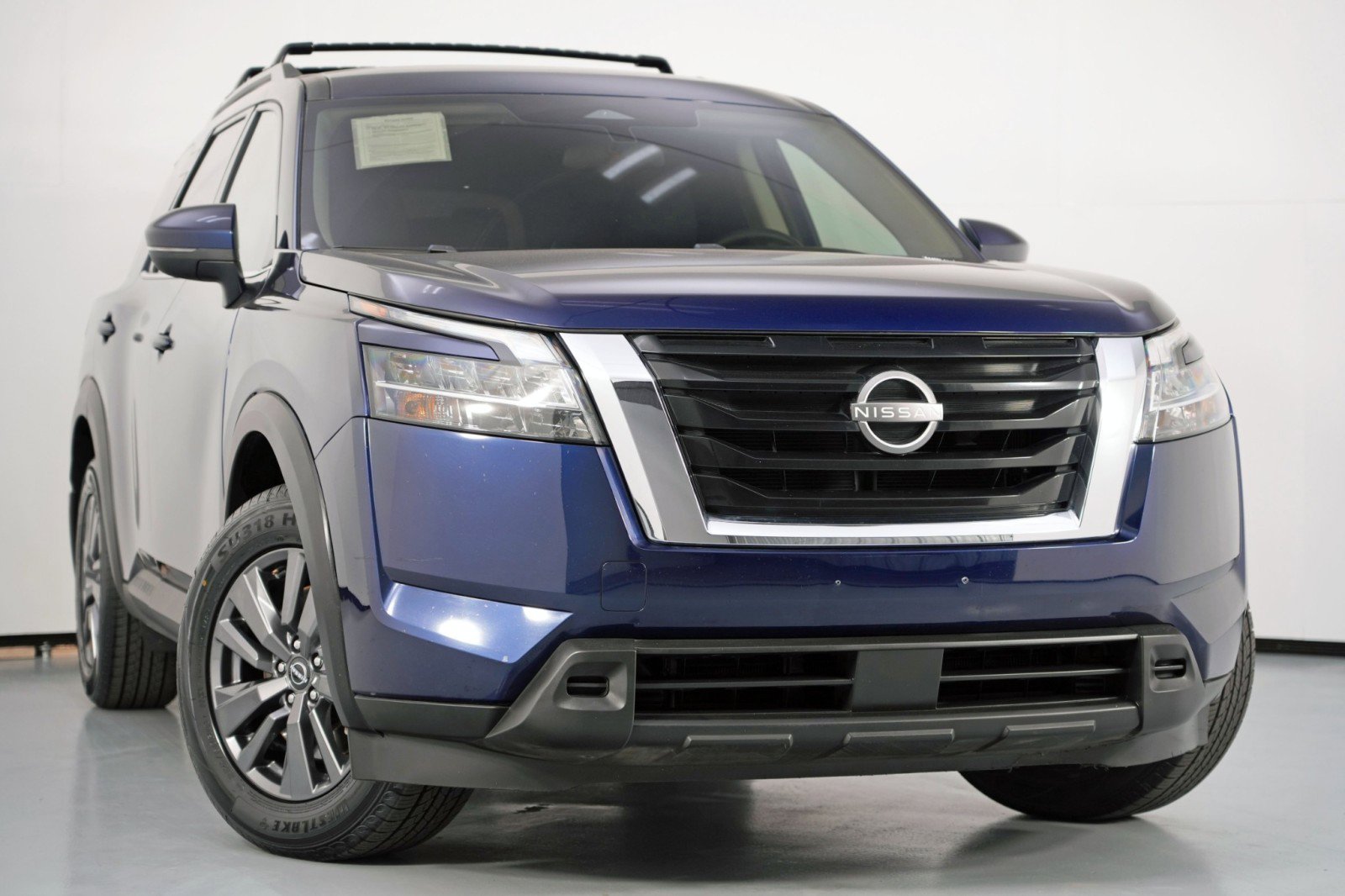 Used 2022 Nissan Pathfinder SV image 2