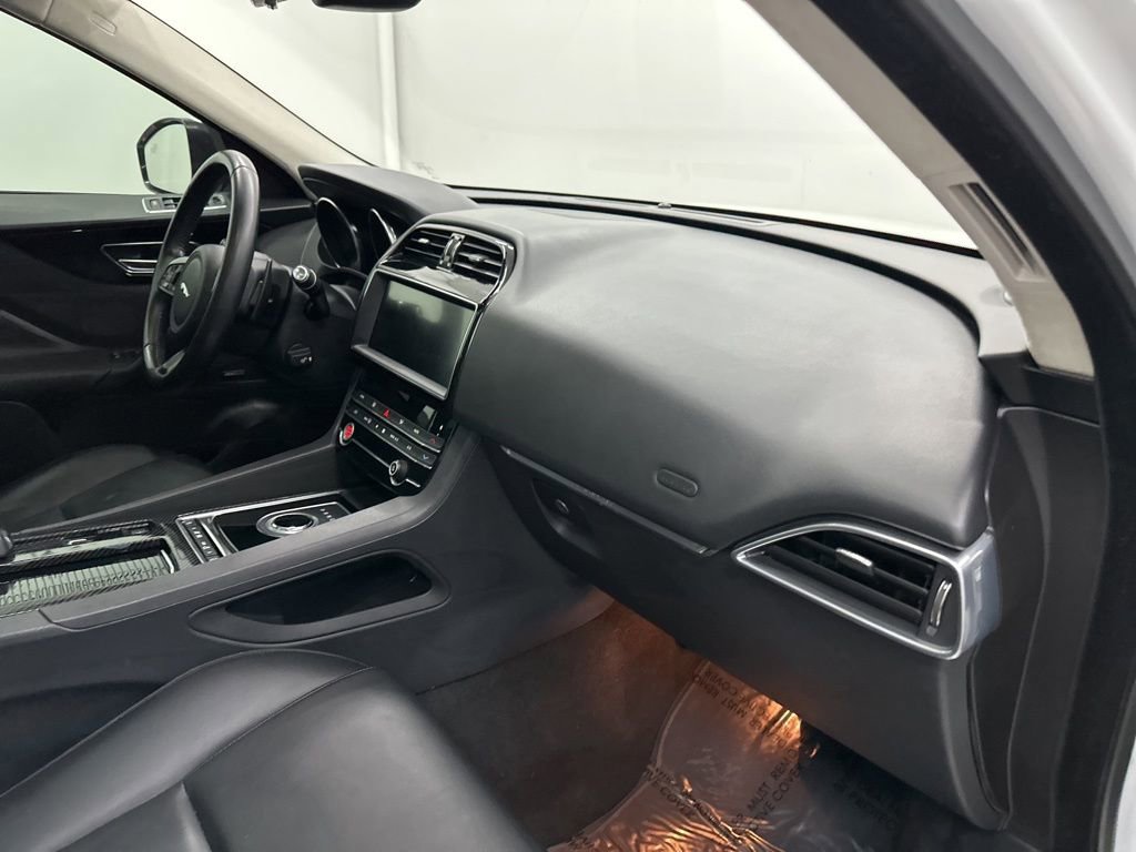 Used 2020 Jaguar F-PACE Premium image 26