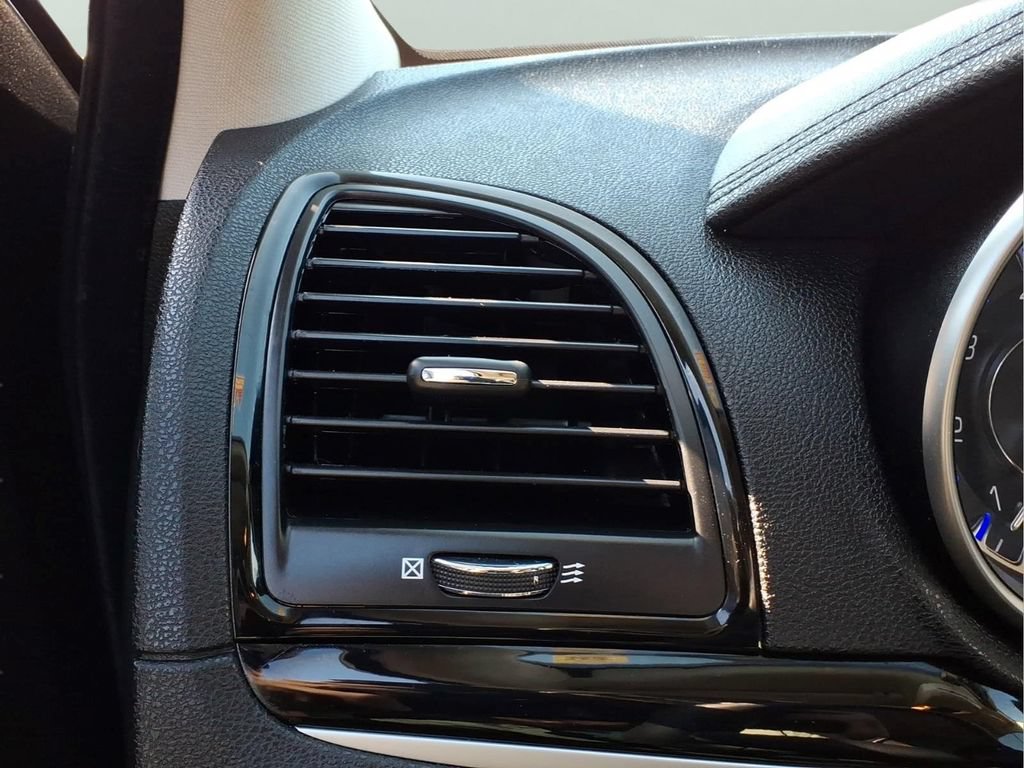 Used 2023 Chrysler 300 Touring w/ Sport Appearance Package RWD image 17