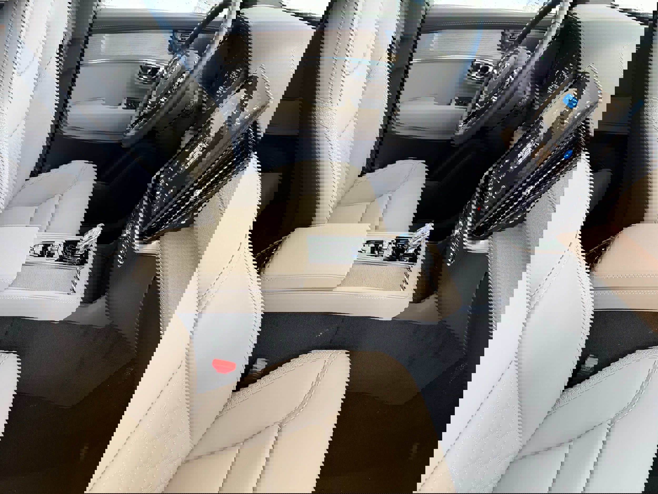 New 2026 Volvo XC90 B6 Plus w/ Protection Package Premier image 20