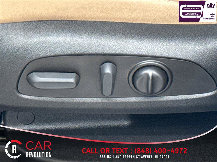 Used 2023 Chevrolet Traverse Premier FWD image 12