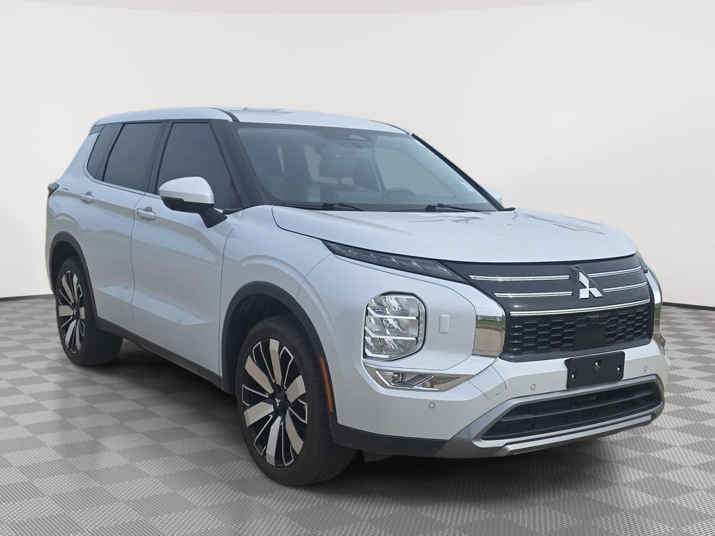 Used 2025 Mitsubishi Outlander SE AWD/4WD image 1