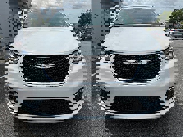 New 2023 Chrysler Pacifica Touring-L image 3