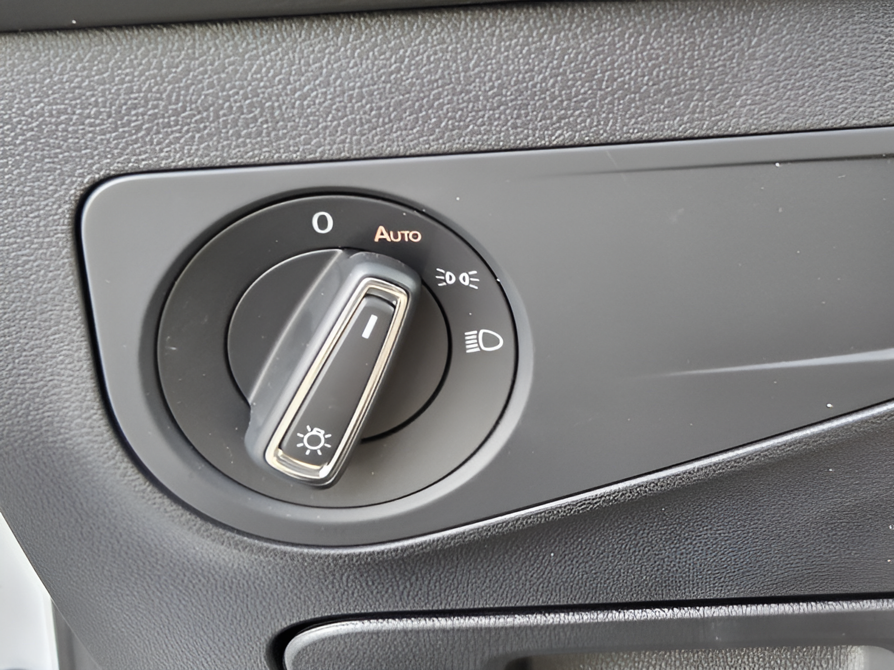 Used 2024 Volkswagen Tiguan SE w/ Panoramic Sunroof Package FWD image 15