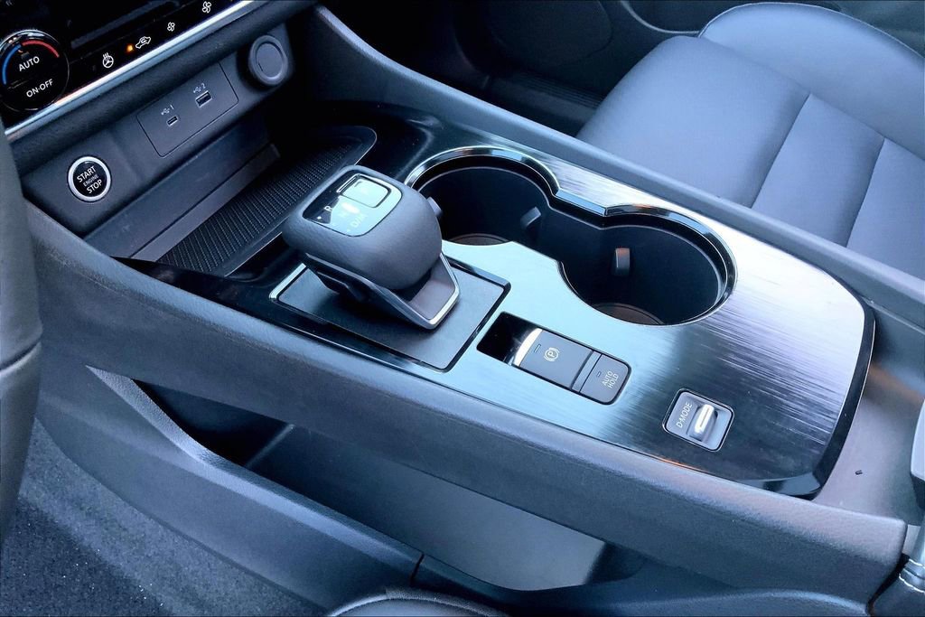 Used 2023 Nissan Rogue SV w/ SV Premium B Package image 13