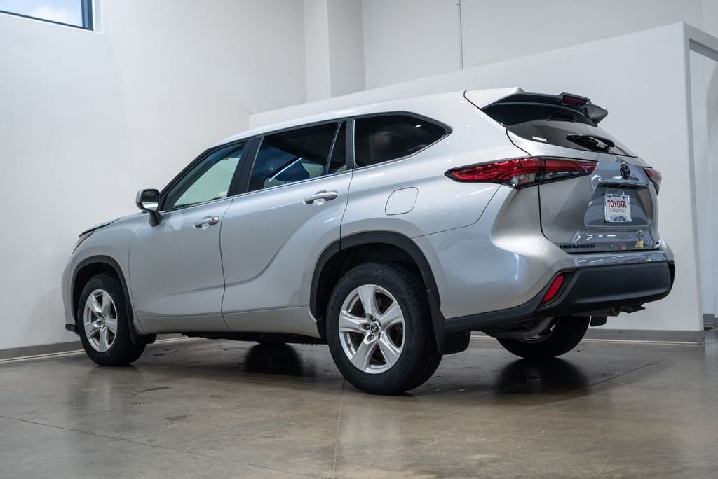 Used 2023 Toyota Highlander LE FWD image 7