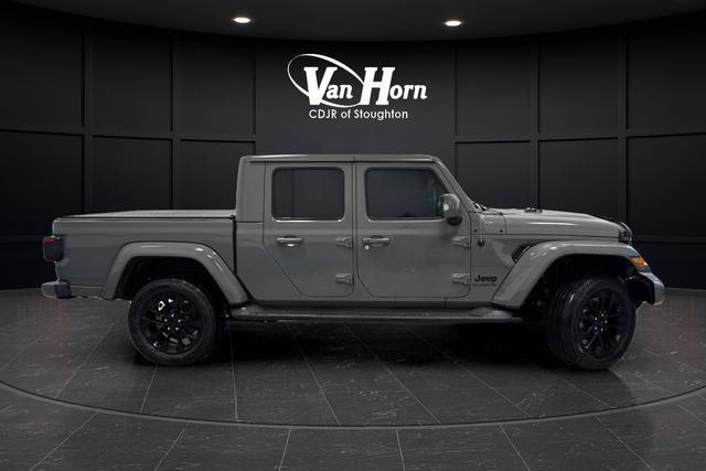 Used 2022 Jeep Gladiator Overland AWD/4WD image 2