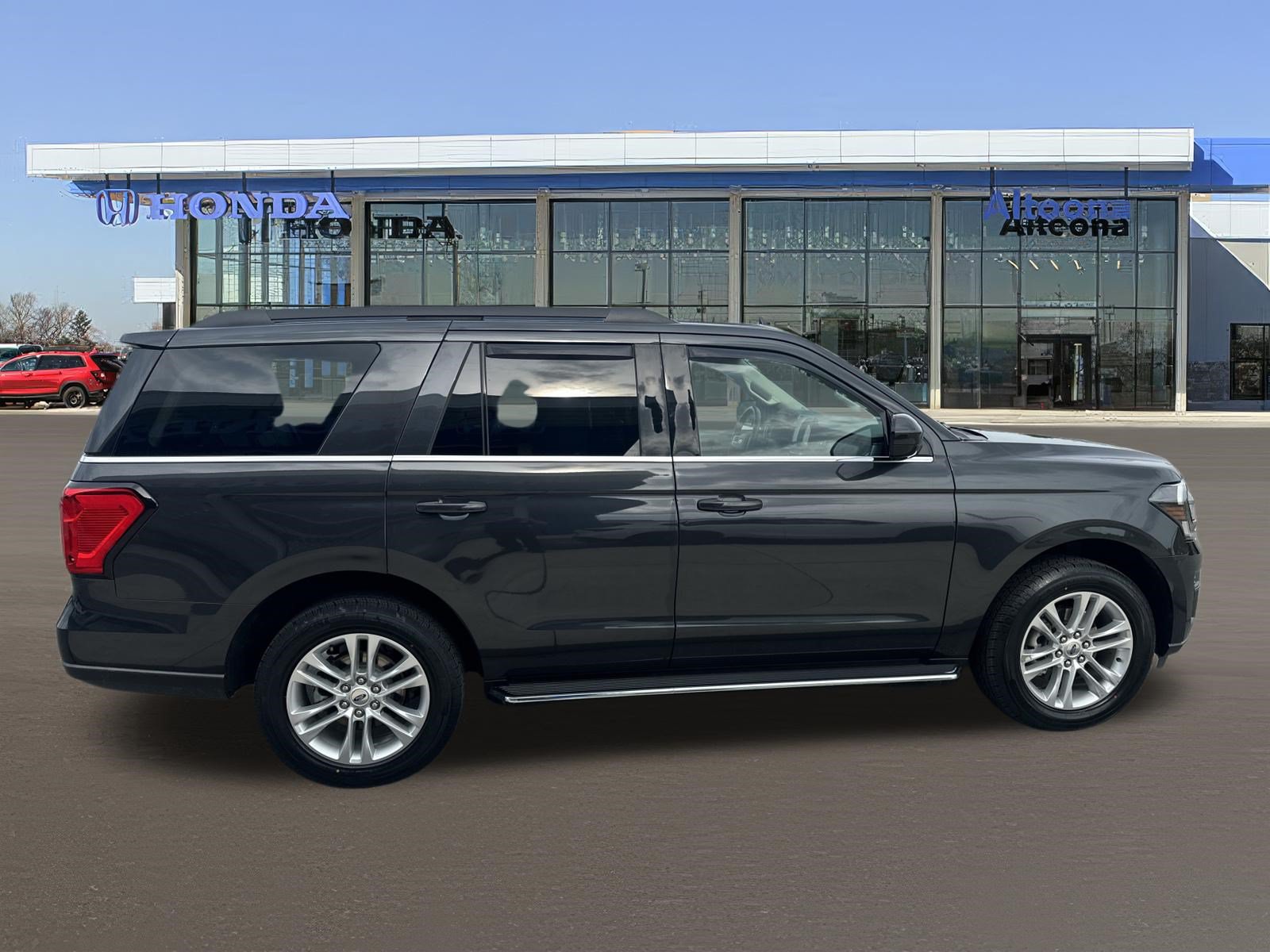 Used 2023 Ford Expedition XLT AWD/4WD image 5