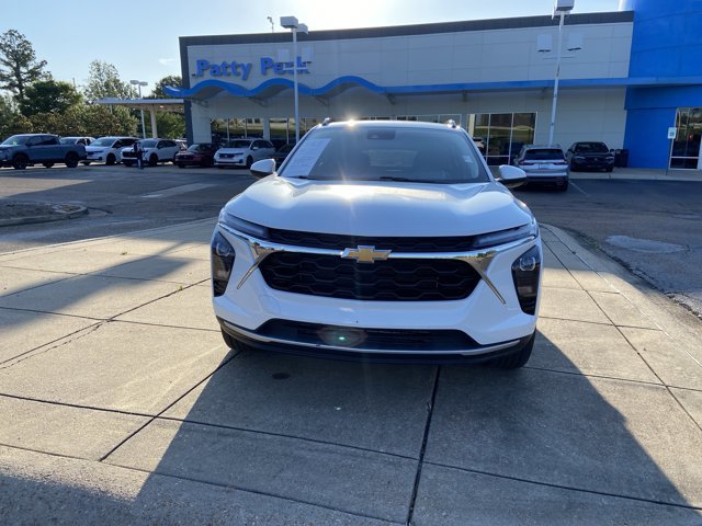 Used 2025 Chevrolet Trax LT w/ LT Convenience Package FWD image 3