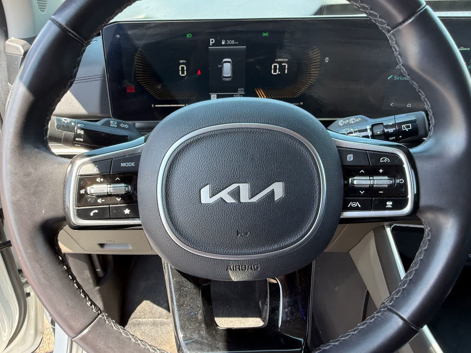 Used 2025 Kia Carnival FWD image 17