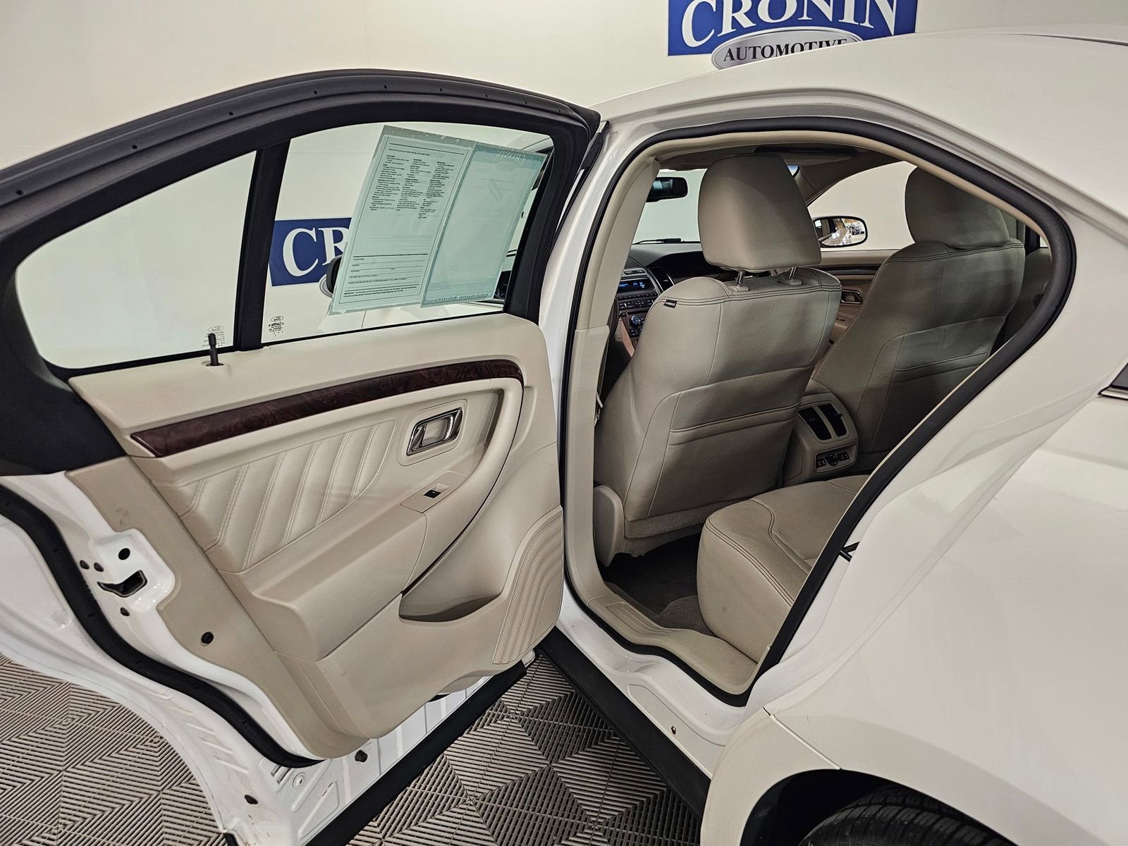 Used 2010 Ford Taurus Limited image 33