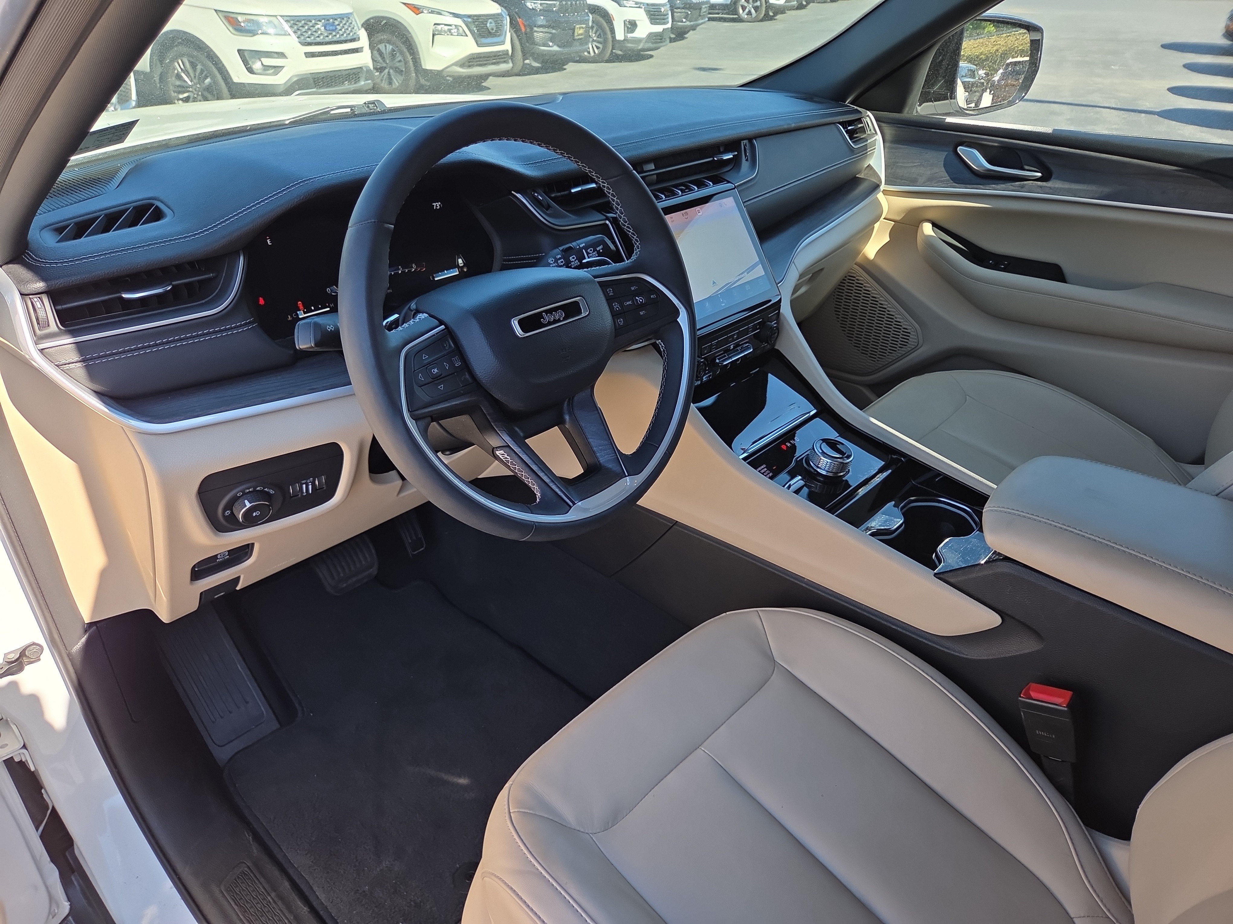 Used 2023 Jeep Grand Cherokee Limited AWD/4WD image 16