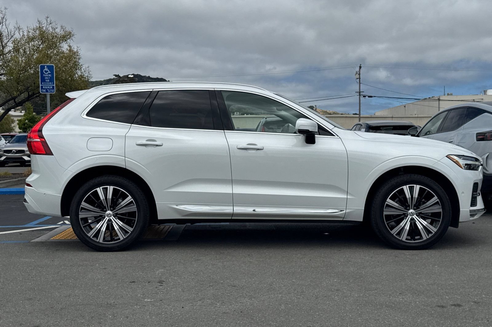 Used 2023 Volvo XC60 B5 Plus w/ Protection Package Premier AWD/4WD image 9