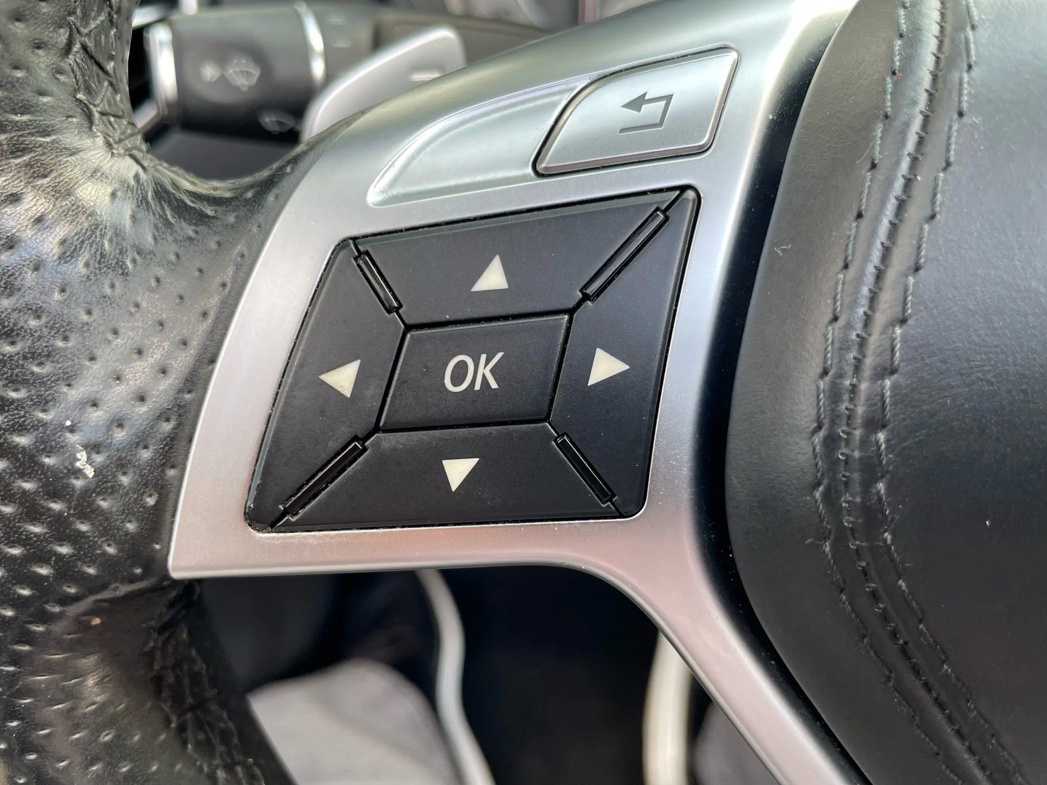 Used 2016 Mercedes-Benz SL 550 w/ Driver Assistance Package image 24