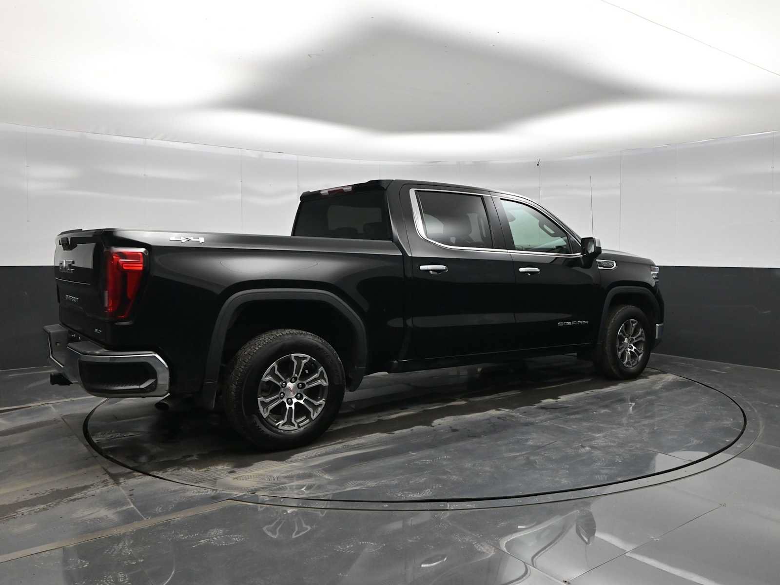 Used 2025 GMC Sierra 1500 SLT AWD/4WD image 8