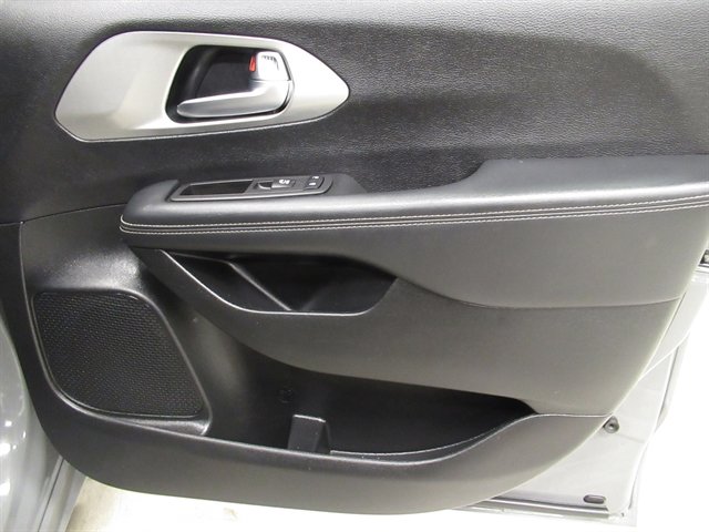 Used 2023 Chrysler Pacifica Limited w/ S Appearance Package AWD/4WD image 11