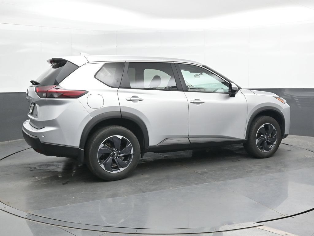 Used 2025 Nissan Rogue SV AWD/4WD image 2