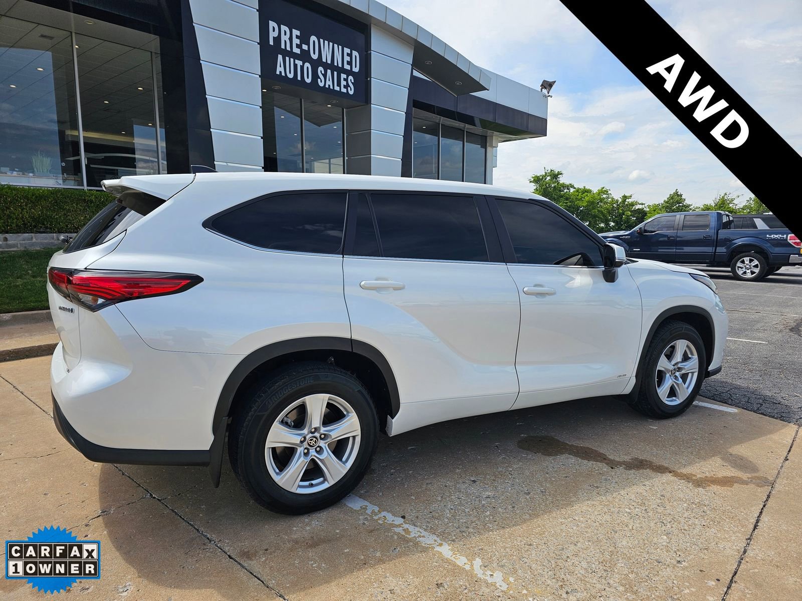 Used 2023 Toyota Highlander LE AWD/4WD image 2