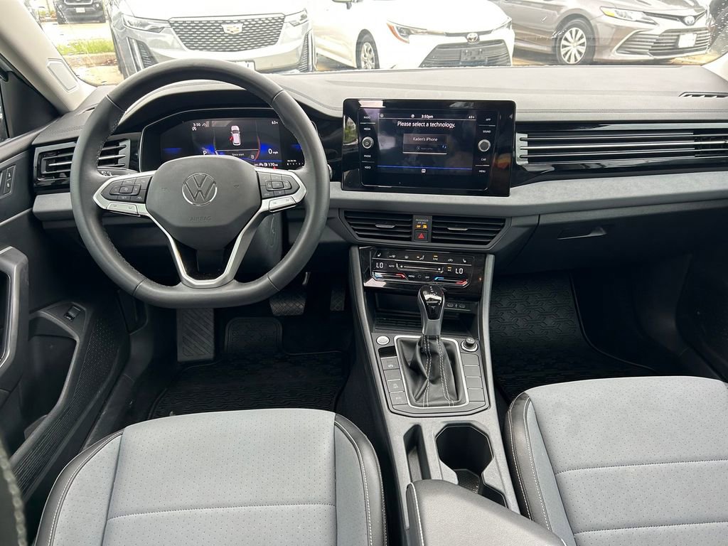 Used 2025 Volkswagen Jetta SE FWD image 16