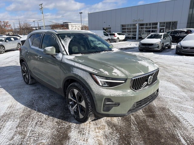 Used 2025 Volvo XC40 B5 Core w/ Protection Package Premier image 3