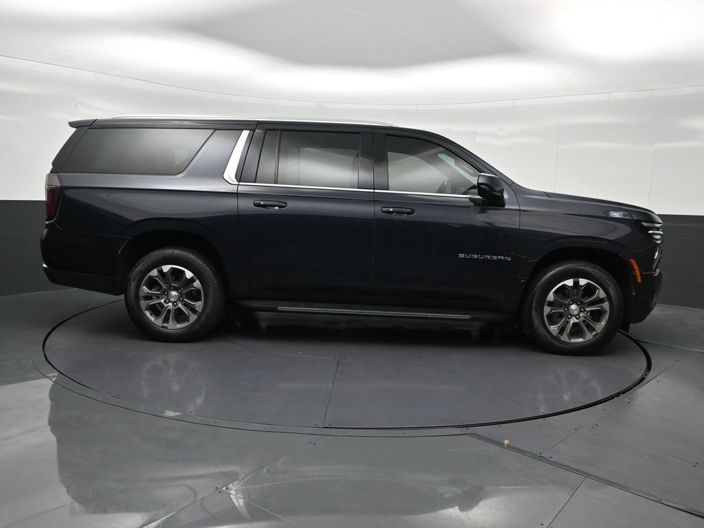 Used 2025 Chevrolet Suburban LT RWD image 7