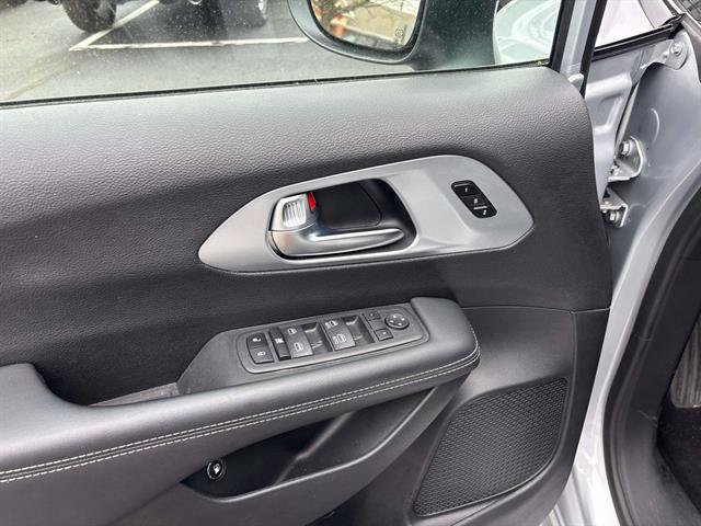 Used 2023 Chrysler Pacifica Touring-L w/ S Appearance Package FWD image 19