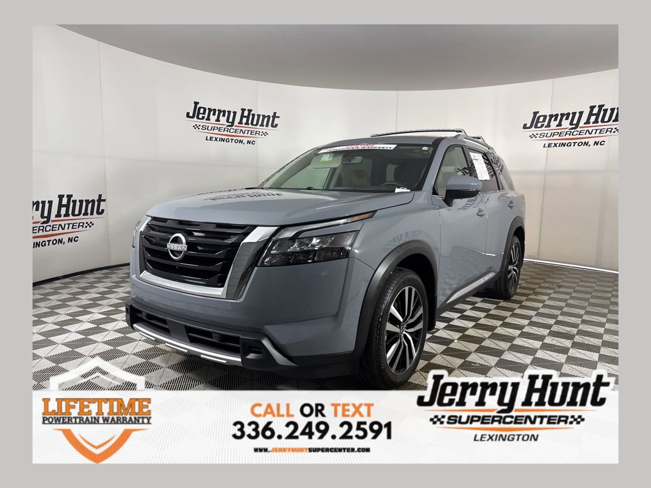 Used 2025 Nissan Pathfinder Platinum image 1