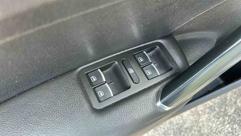 Used 2017 Volkswagen Passat 1.8T S image 12