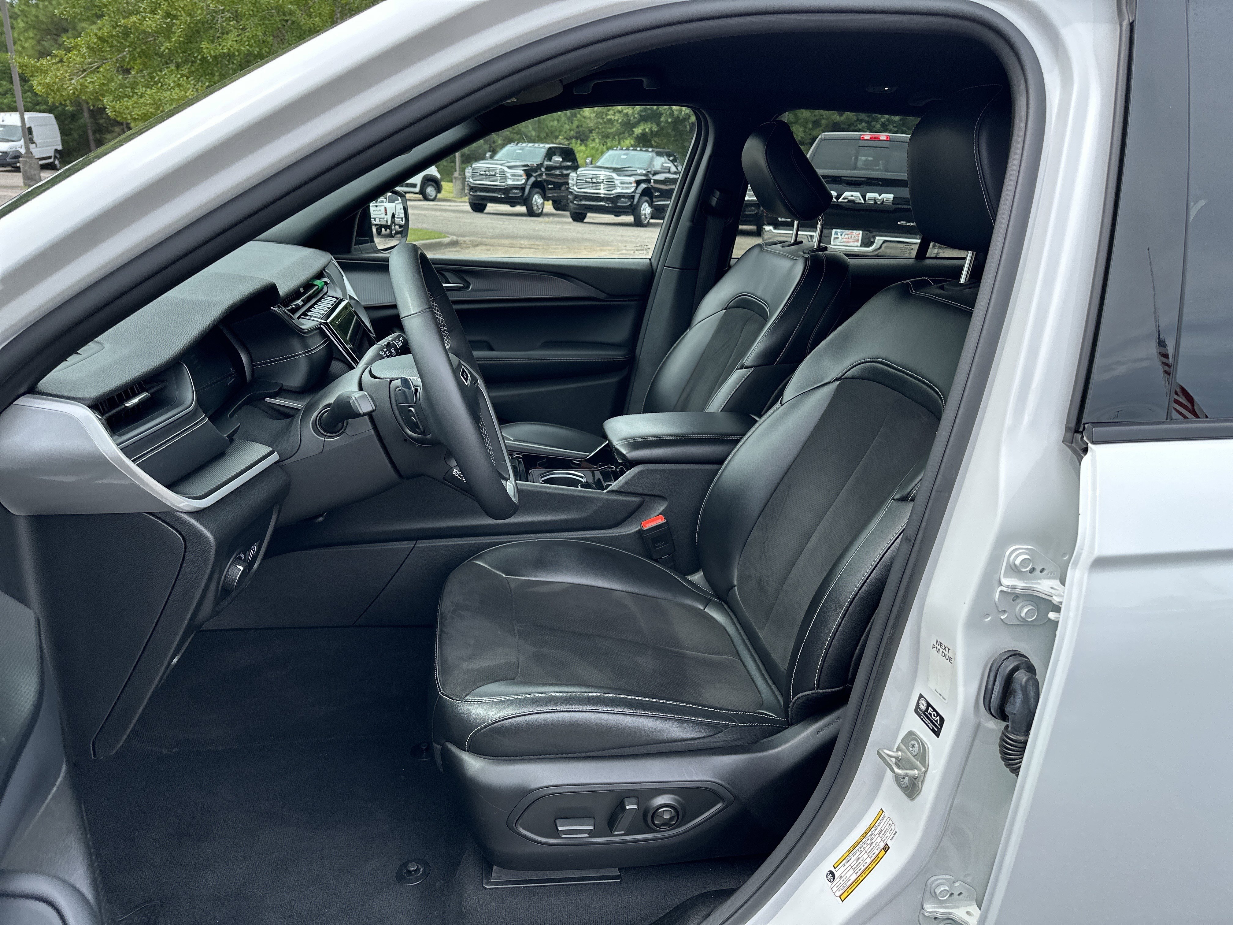 Used 2023 Jeep Grand Cherokee Altitude image 9