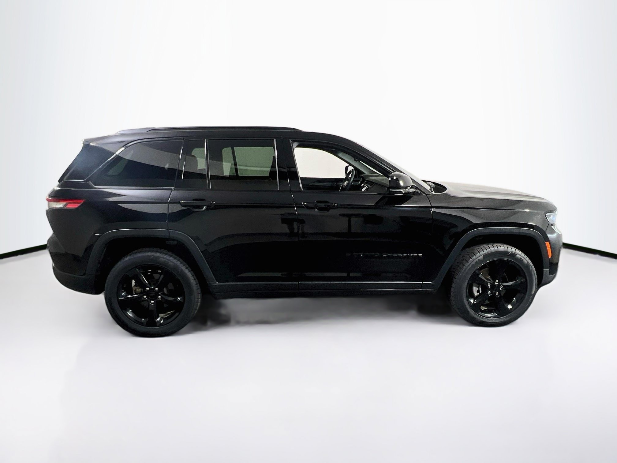 Used 2023 Jeep Grand Cherokee Altitude AWD/4WD image 4