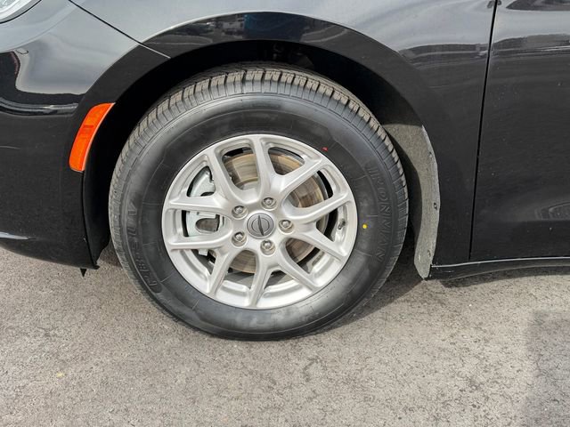 Used 2024 Chrysler Pacifica Touring-L image 29