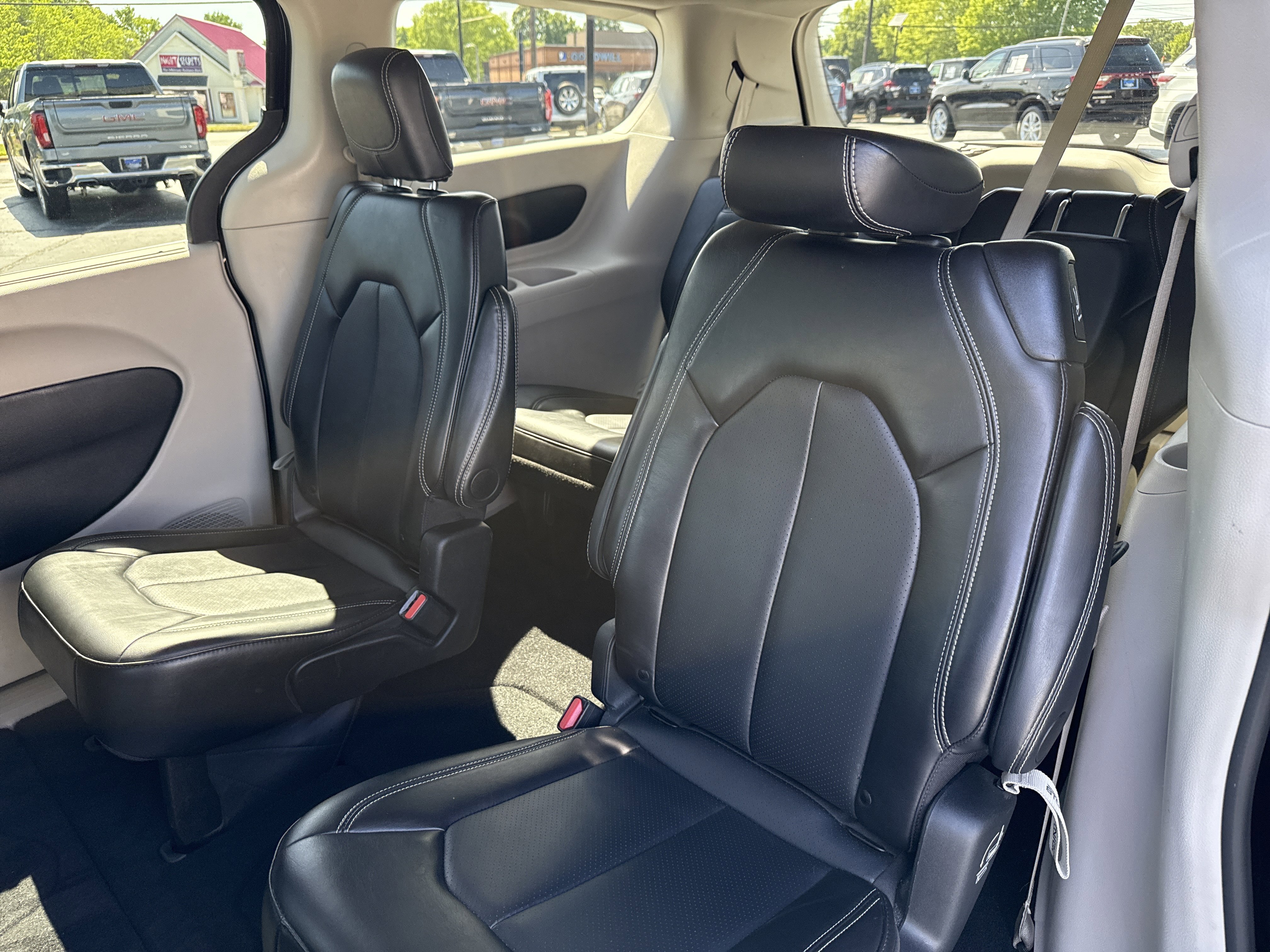 Used 2024 Chrysler Pacifica Touring-L FWD image 31