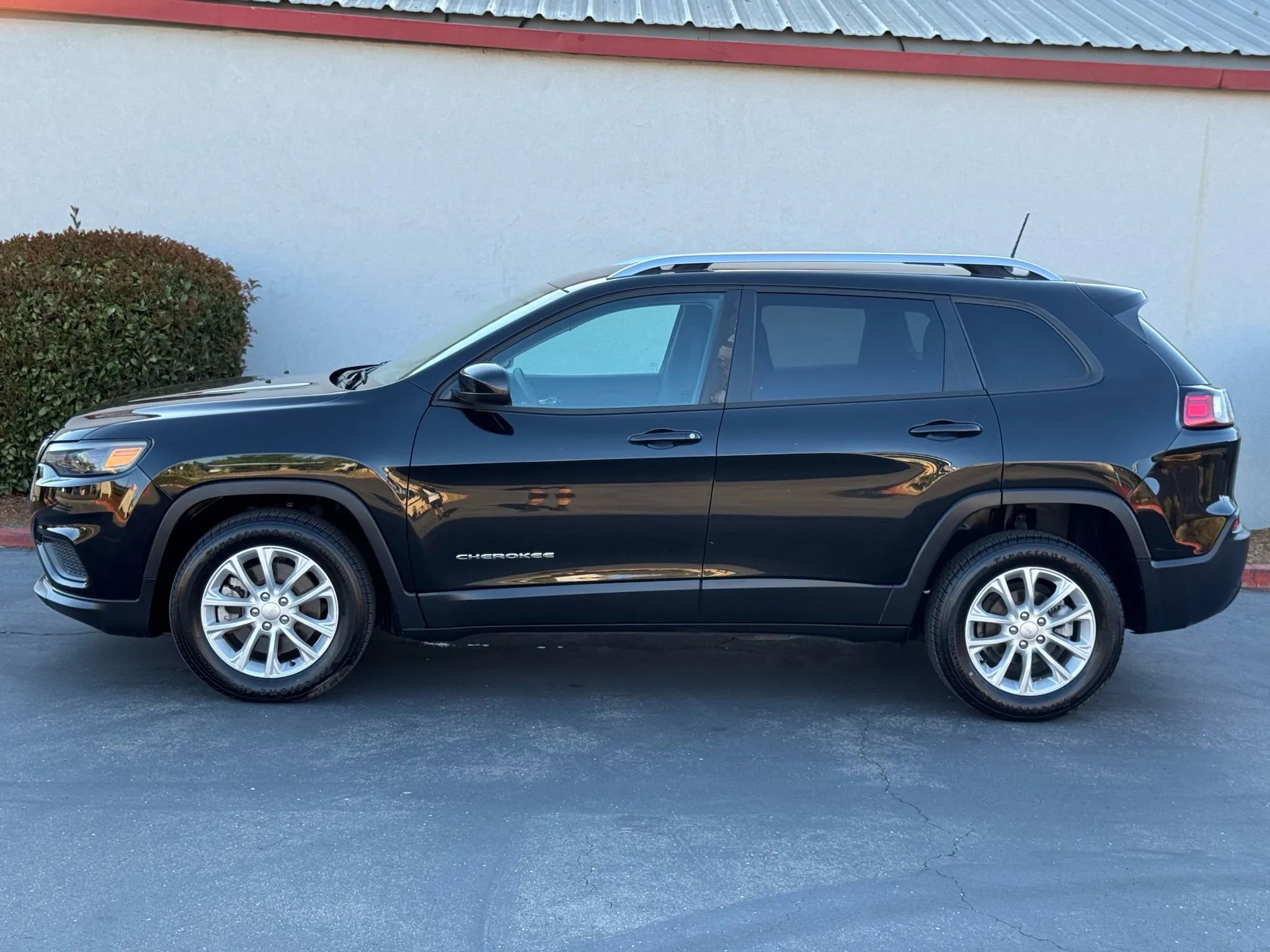 Used 2020 Jeep Cherokee Latitude image 3