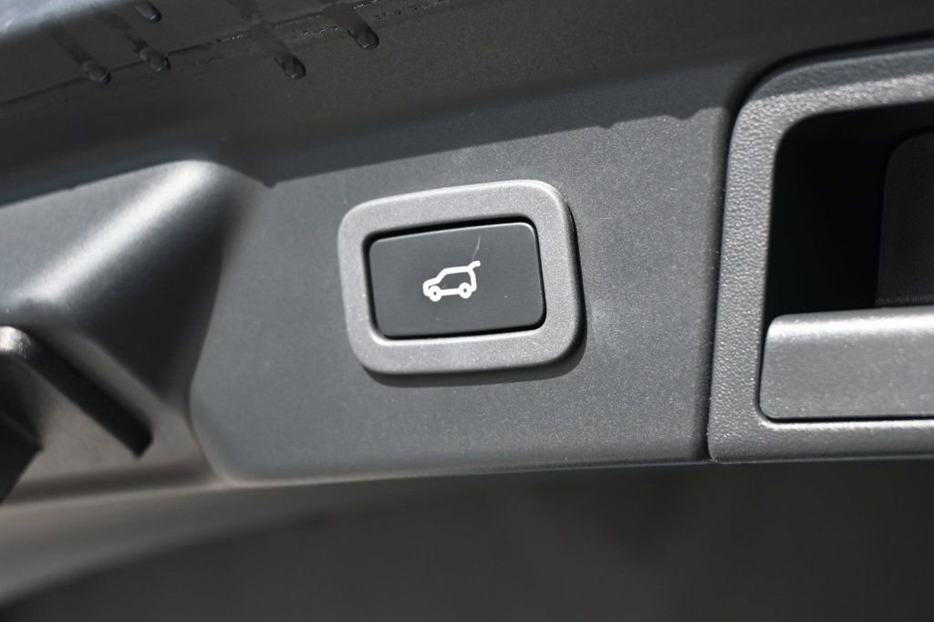 Used 2018 Land Rover Range Rover Velar S image 19