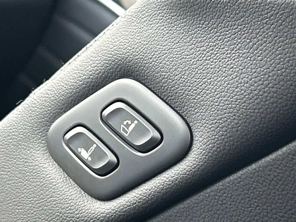 Used 2025 Genesis GV80 2.5T Standard AWD/4WD image 25