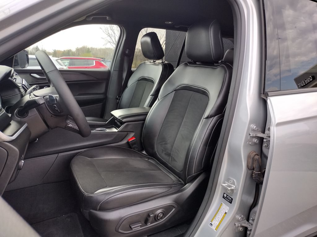Used 2025 Jeep Grand Cherokee Altitude AWD/4WD image 2