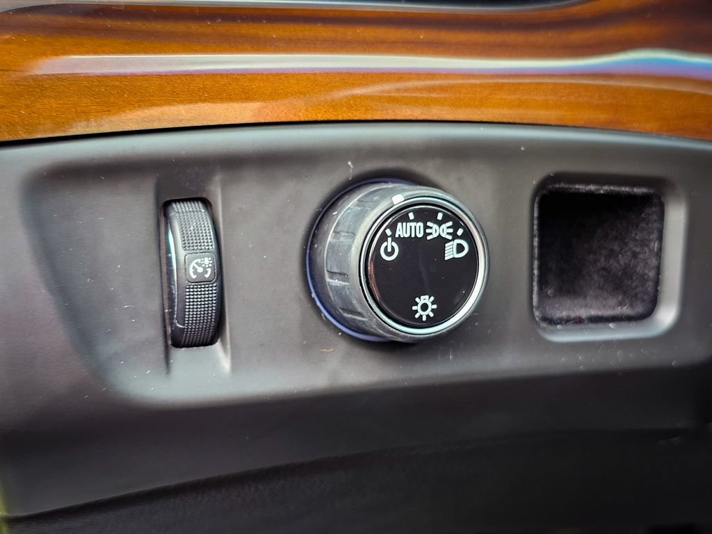 Used 2020 Cadillac Escalade Luxury w/ Escalade Sport Edition RWD image 16