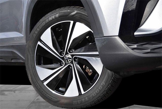 Certified 2023 Volkswagen Taos SE image 3