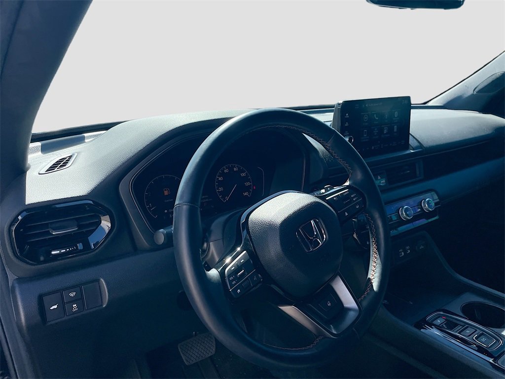 Used 2025 Honda Pilot TrailSport image 11