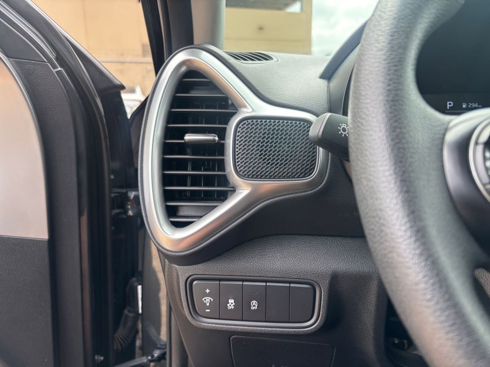 Used 2025 Kia Soul LX w/ LX Technology Package FWD image 32