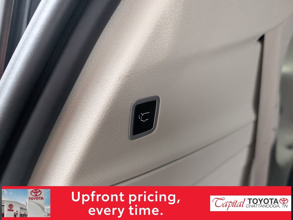 Used 2024 Chrysler Pacifica Select image 11