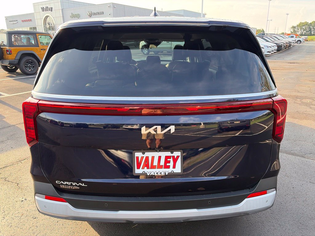 Used 2025 Kia Carnival FWD image 6