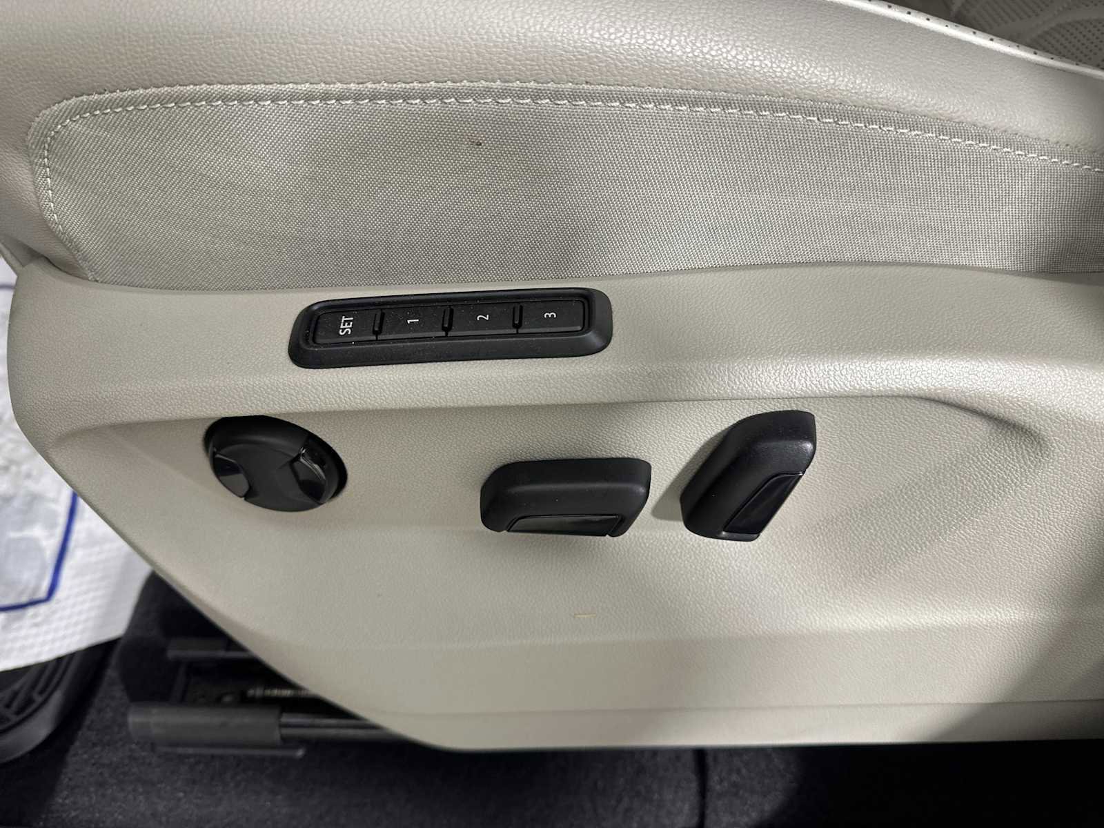 Used 2024 Volkswagen Atlas SEL Premium R-Line image 29