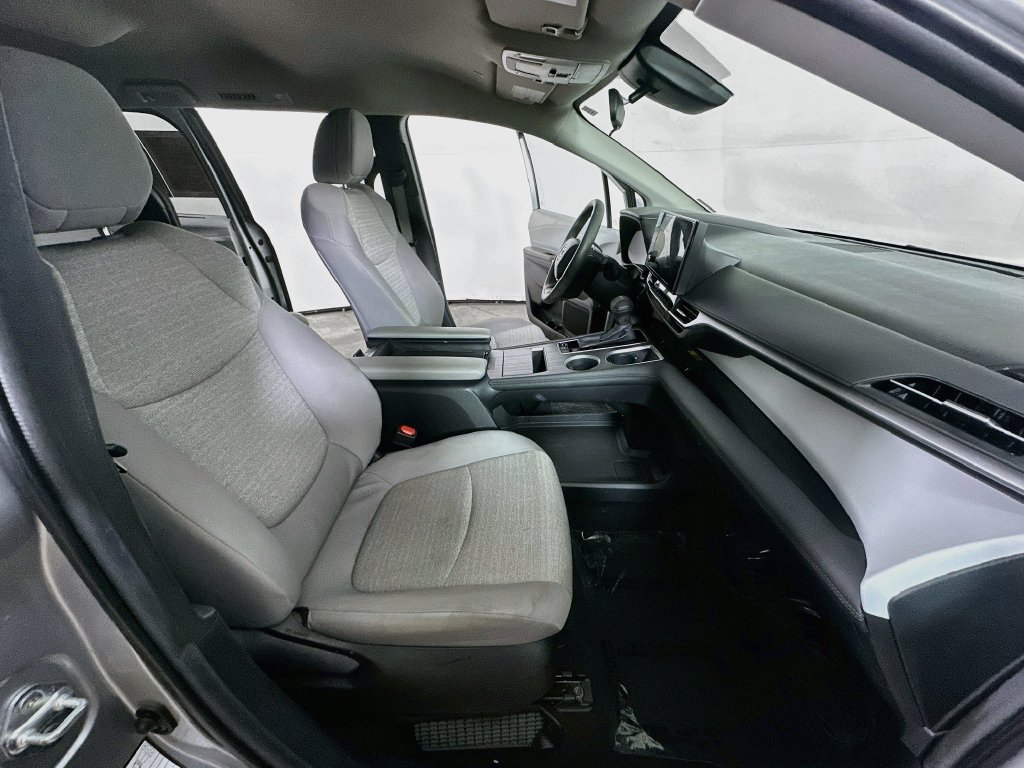 Used 2025 Toyota Sienna LE FWD image 14